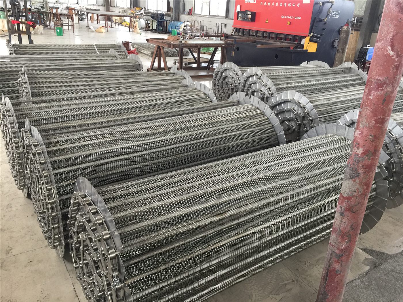 Balanced weave conveyor belt rolls